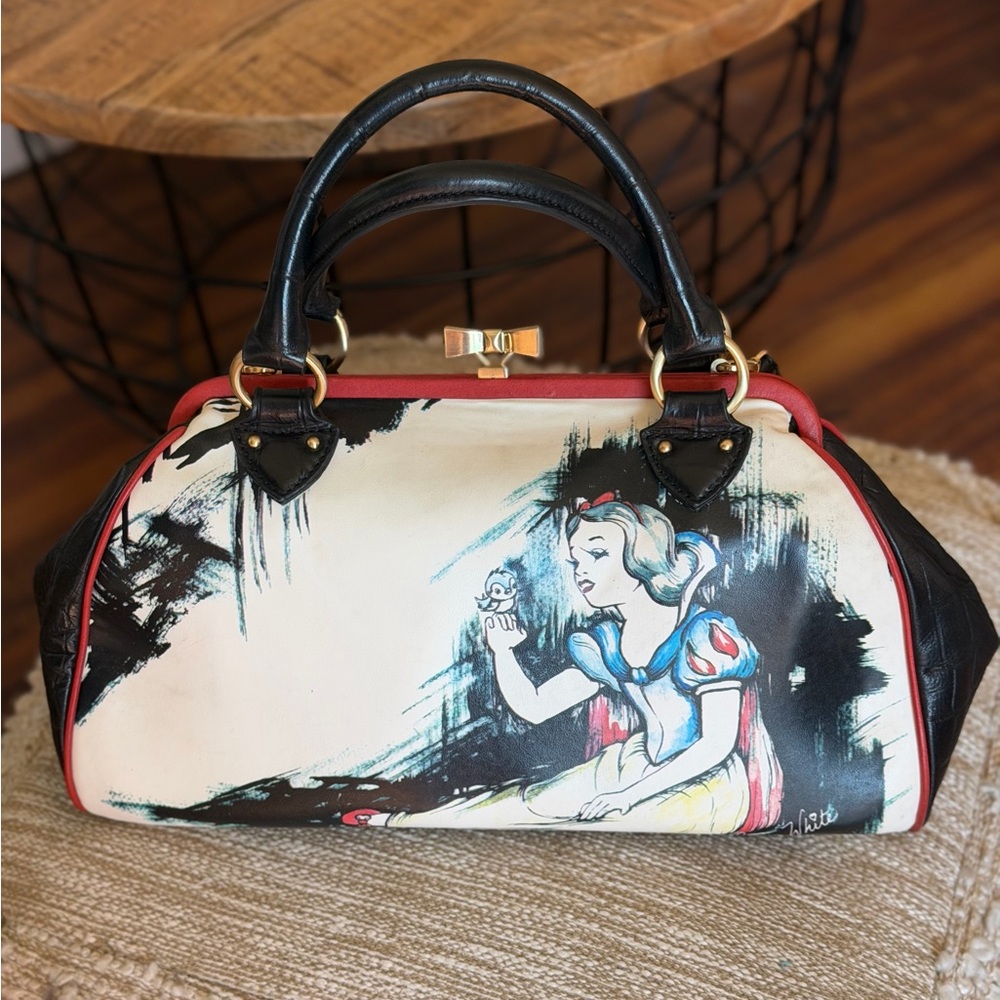 Isabella Fiore rare Snow White purse/handbag with beautiful bow chain